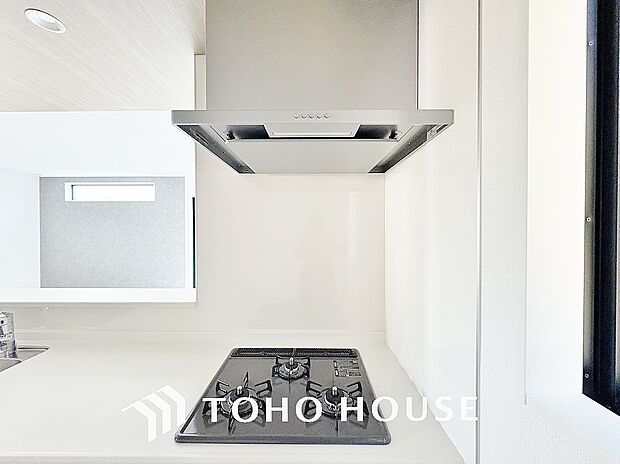 流行りのスリムタイプレンジフード。スタイリッシュな見た目はインテリアとしても高い人気がある型です。