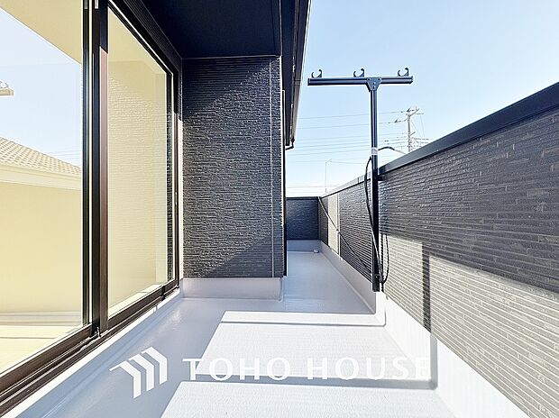 頬をなでる優しい風を感じることが出来るバルコニー。つい深呼吸をしたくなる気持ちの良い眺望です。