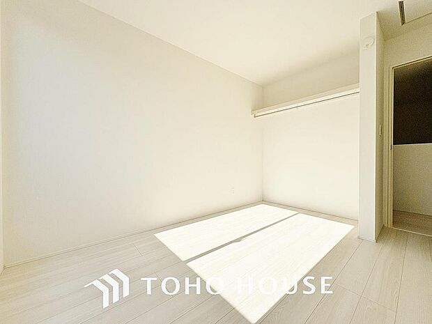 清潔感あるホワイトの壁紙。毎日の生活を少しでも快適に過ごして頂ける様、飽きのこない雰囲気が大切です。