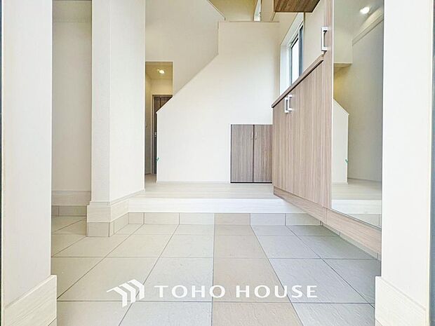 ゲストを招き、家族を迎える玄関は、ディスプレイや照明にこだわってみてはいかがでしょうか。