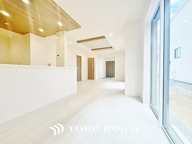 光が注がれる青い空から鮮やかに赤色にゆっくりと染まる。そんな優しい時間がここでは流れてゆく。