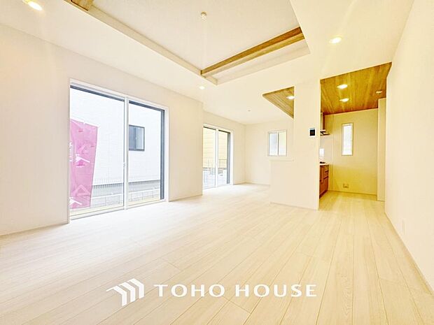 LDKでは家族が集まり、明るく穏やかな空気のなかで飲んだり、食べたり、笑ったり。