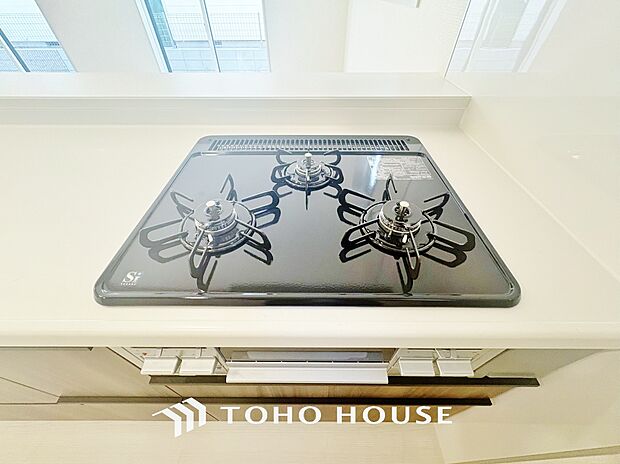 (同仕様写真)毎日料理をする、料理が好き、家族が多くて量を作る必要がある、等の方々にとっては必須の3口コンロ。