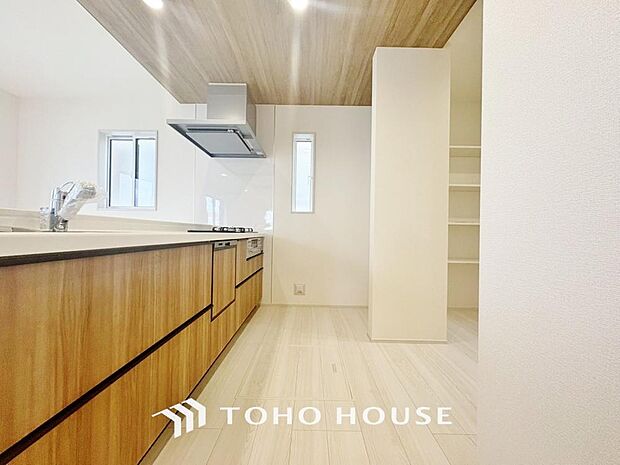 広々スペースのキッチンは使い勝手も考えられた設計。収納にも困らず調理器具もスッキリ片づけられます。