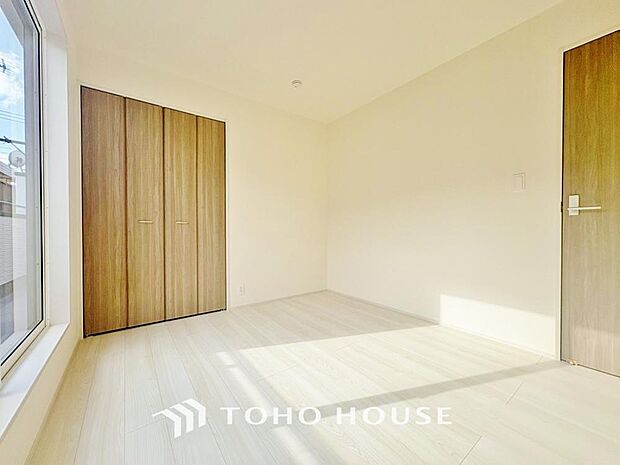 明るい色のフローリングと白いクロスが光を反射して更なる採光を生みます。