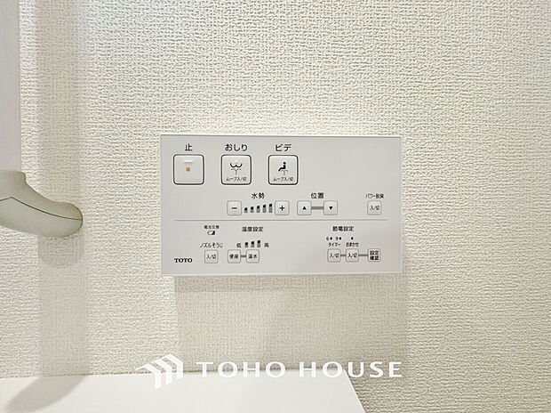 (同仕様写真)おしりを優しく洗ってくれるだけではなく、便座を優しい温度で温め、快適さを創出します。
