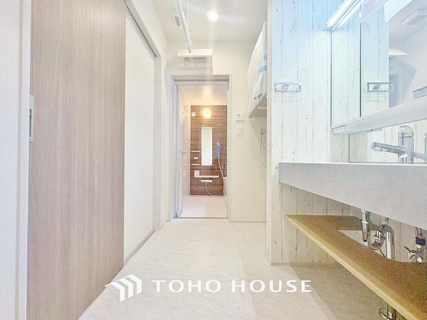 お家の中でも特にプライベートスペースとなる洗面所は、洗濯場所と浴室を同じ空間でまとめております。