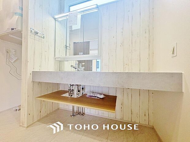 洗面台には三面鏡を採用。鏡の後ろに収納スペースを設ける事により洗面台周りもすっきりします。