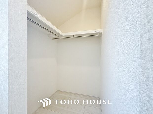 (同仕様写真)ウォークインクローゼットは洋服だけでなく、帽子や鞄などの小物もまとめて収納できるのが嬉しいですよね。