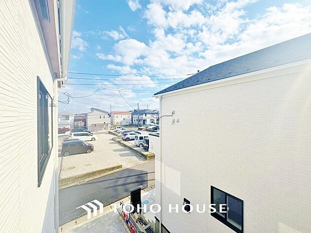 その豊かな眺望にふさわしい空間には、通風・採光にも優れ、心地よい光と風があふれています。