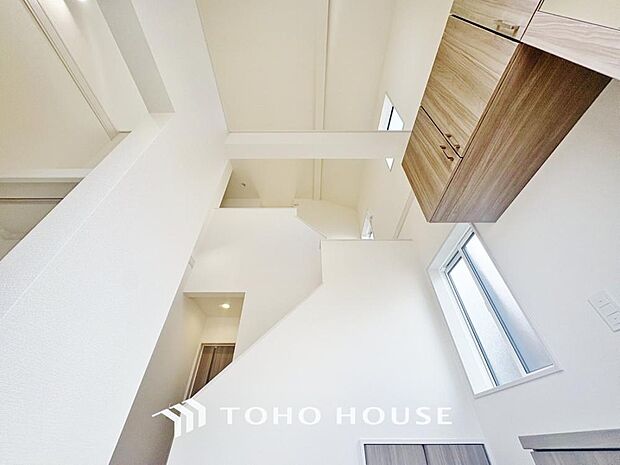 吹き抜けを採用した為、天井が高く見え、視界が抜けて視覚的に広く開放感を感じます。