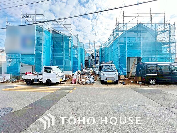 街並みの風景に包み込まれながら、瀟洒な印象も湛えて佇みます。