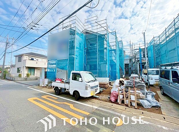 周辺環境とのコラボレーションにより明るく開放的な空間を演出しております。