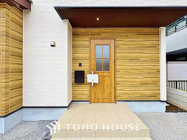 毎日みんなを見送り、そして迎え入れる場所だから。帰りたくなる家をテーマに設計した、自慢の玄関です。