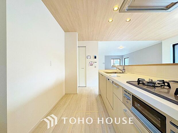 広々キッチンを採用。みんなで作った料理を召し上がりながらの会話は、どのような物になるのでしょうか。