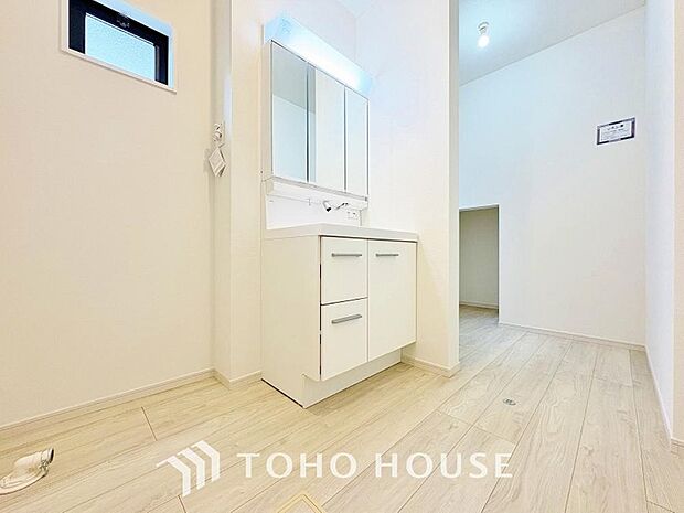 お家の中でも特にプライベートスペースとなる洗面所は、洗濯場所と浴室を同じ空間でまとめております。