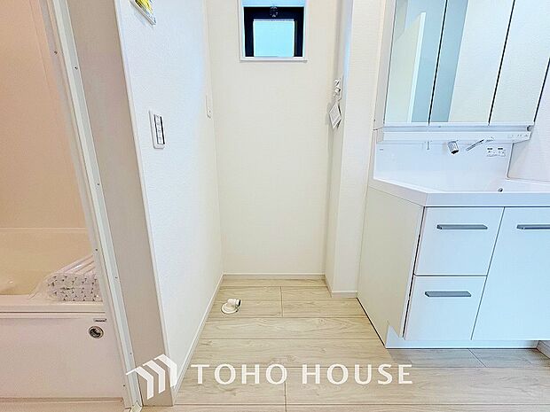 脱衣所内に洗濯機を置けるスペースを確保!ご家族のお洗濯物を洗う際にも大容量の洗濯機を置けて便利です。