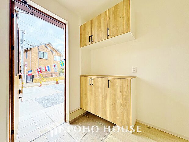 シューズボックスは限られた玄関スペースでも収納を取れる為、玄関内をすっきり片付けることができます。