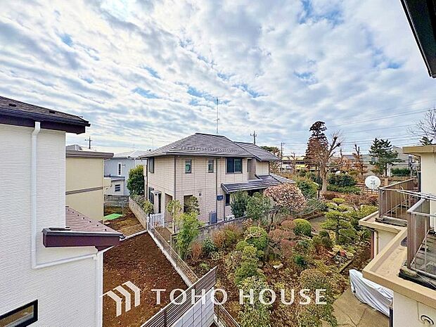 星空が地上に映りこむかのような夜景のきらめきまで、この街ならではの美しい風景の物語が室内に展開。