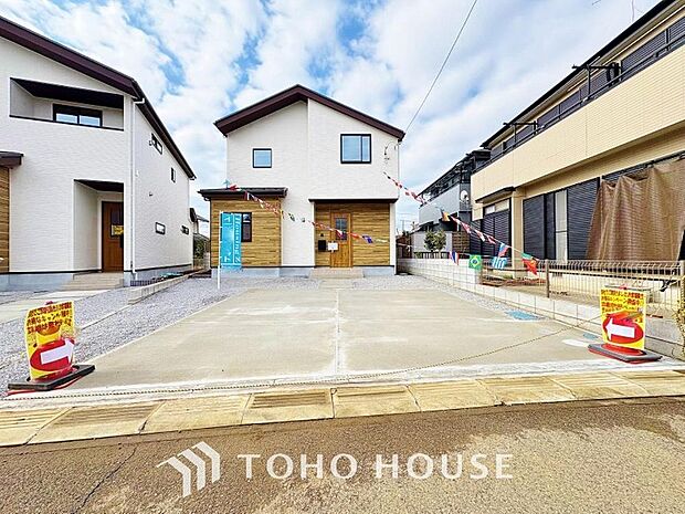 ゆったりとした駐車スペースを確保いたしましたので、大きめのお車でも駐車可能です。