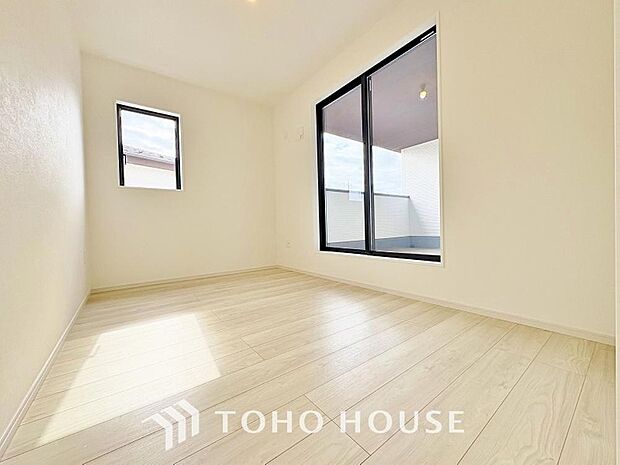 明るい色のフローリングと白いクロスが光を反射して更なる採光を生みます。