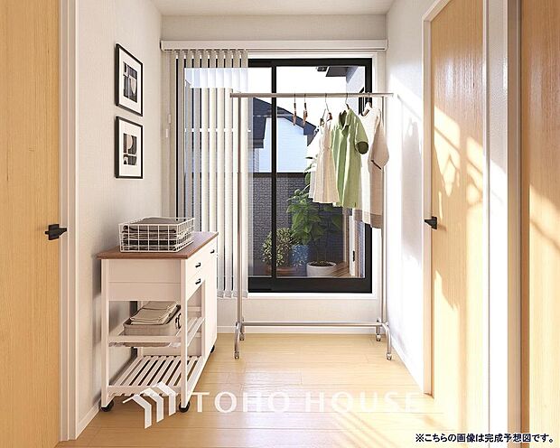 明るい色のフローリングと白いクロスが光を反射して更なる採光を生みます。