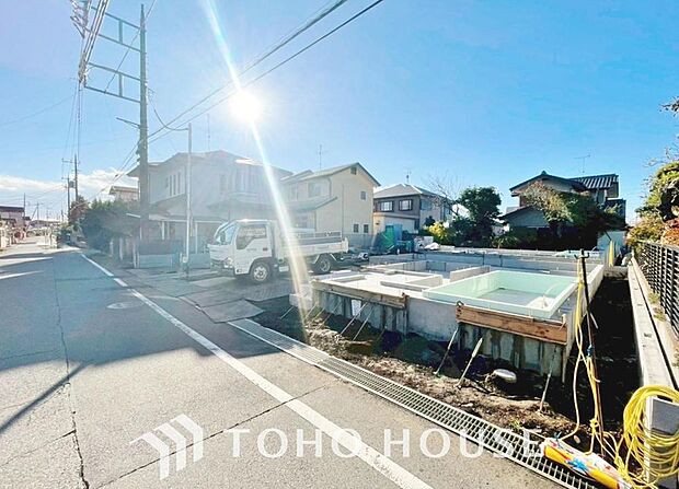 周辺環境とのコラボレーションにより明るく開放的な空間を演出しております。