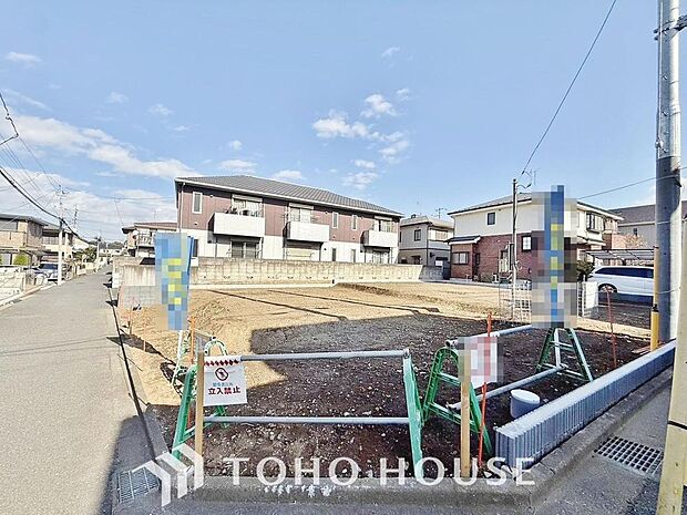 周辺環境とのコラボレーションにより明るく開放的な空間を演出しております。