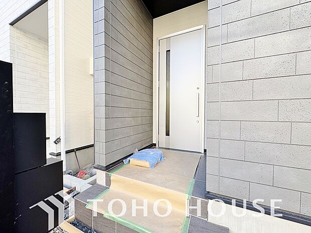 毎日みんなを見送り、そして迎え入れる場所だから。帰りたくなる家をテーマに設計した、自慢の玄関です。