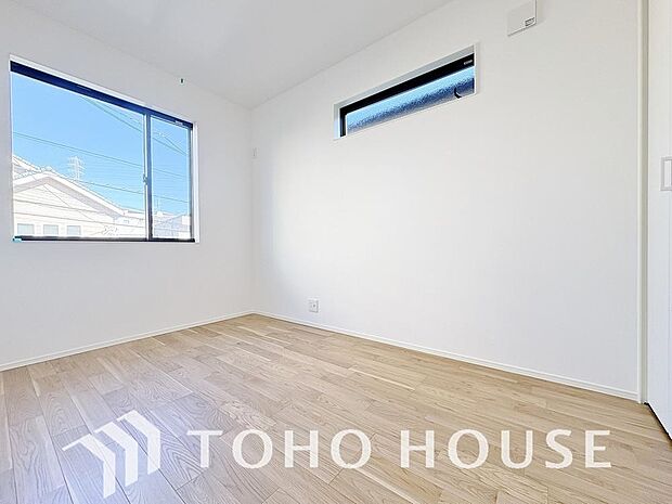 清潔感あるホワイトの壁紙と温もり溢れるカラーの床材が見事に調和した本邸宅。