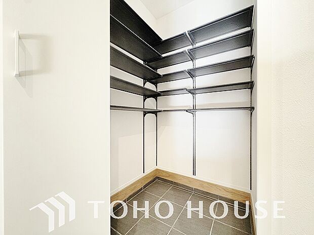 土足のまま入れるので、ゴルフバックなどがそのまま収納可能。散らかりがちな玄関をすっきりと保てます。