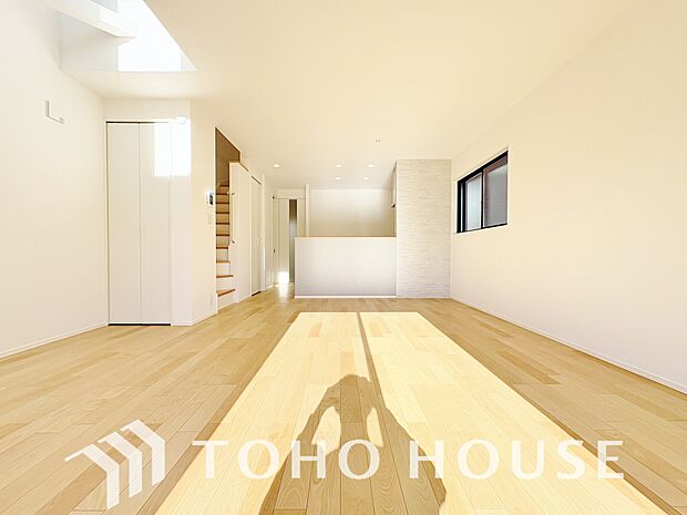 ご家族の集うリビングは明るいクロスとバルコニーから入る光で会話が弾む憩いの場。