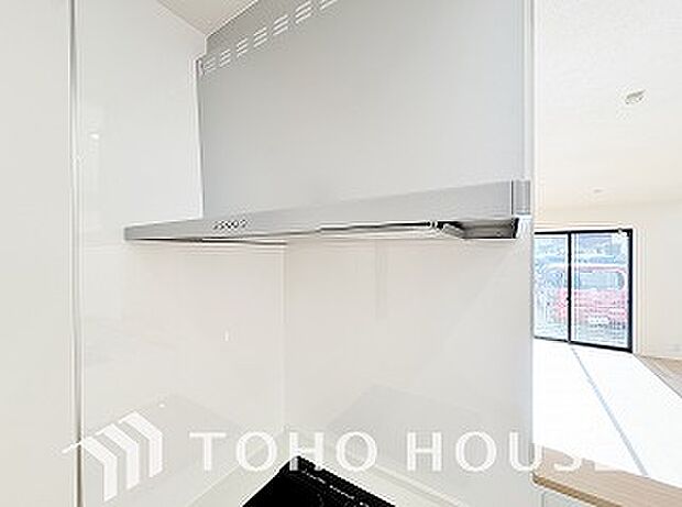 流行りのスリムタイプレンジフード。スタイリッシュな見た目はインテリアとしても高い人気がある型です。