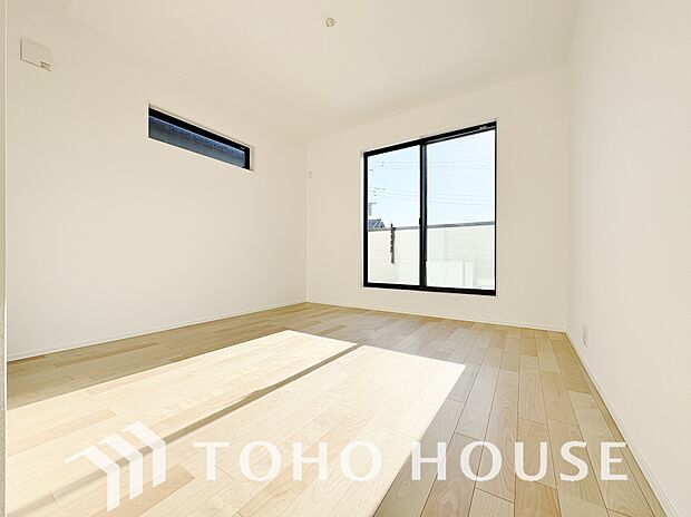 床とクロスの色をシンプルにし、疲れた日でも安らげる空間へ。帰宅する喜びのあるお部屋となるように。