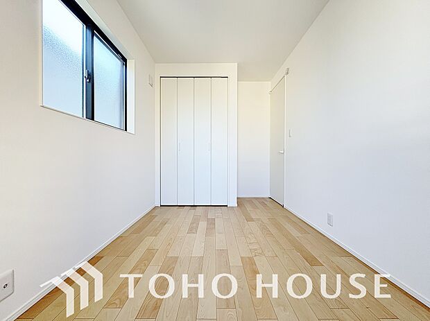 清潔感あるホワイトの壁紙と温もり溢れるカラーの床材が見事に調和した本邸宅。