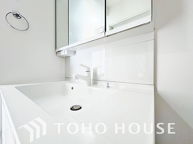 手で洗いたい大切な服など、広く使えると助かる洗面台は汚れの付きにくい形状と素材で造られております。