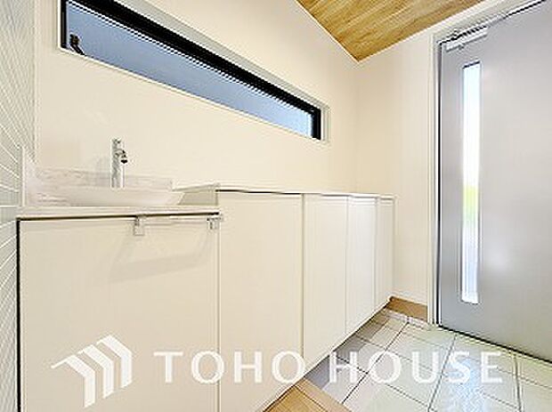 シューズボックスは限られた玄関スペースでも収納を取れる為、玄関内をすっきり片付けることができます。