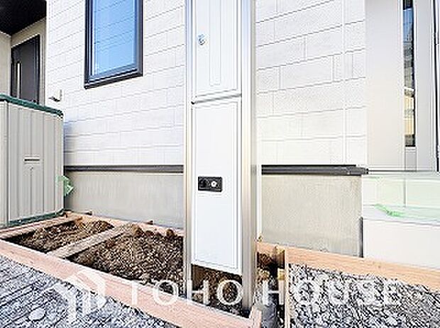 宅配ボックスは留守中でも宅配便の荷物が受け取れる為昼間の受け取りが困難な共働き世帯に需要が高い設備。