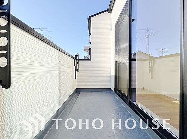 頬をなでる優しい風を感じることが出来るバルコニー。つい深呼吸をしたくなる気持ちの良い眺望です。