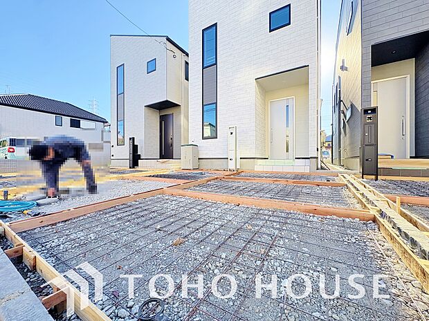 ゆったりとした駐車スペースを確保いたしましたので、大きめのお車でも駐車可能です。