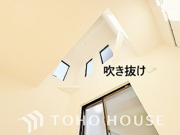 吹き抜けを採用した為、天井が高く見え、視界が抜けて視覚的に広く開放感を感じます。