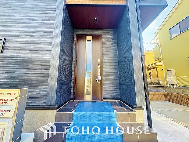 毎日みんなを見送り、そして迎え入れる場所だから。帰りたくなる家をテーマに設計した、自慢の玄関です。