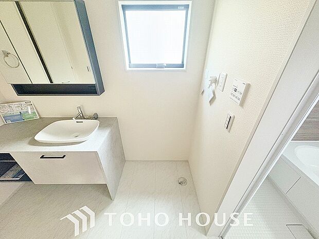 脱衣所内に洗濯機を置けるスペースを確保！ご家族のお洗濯物を洗う際にも大容量の洗濯機を置けて便利です。