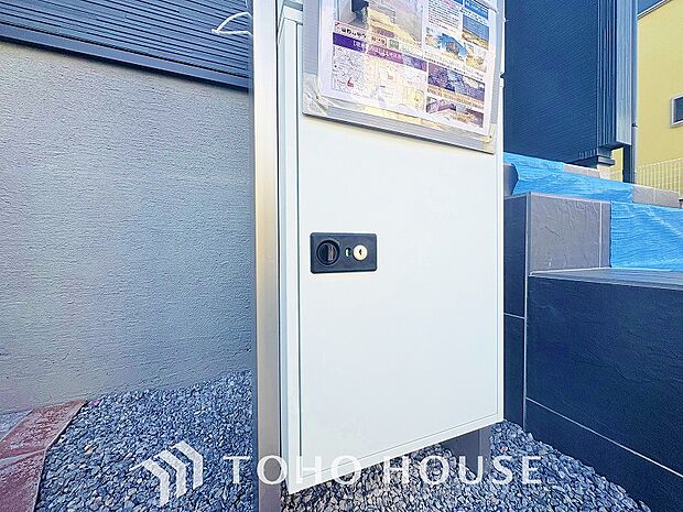 宅配ボックスは留守中でも宅配便の荷物が受け取れる為昼間の受け取りが困難な共働き世帯に需要が高い設備。