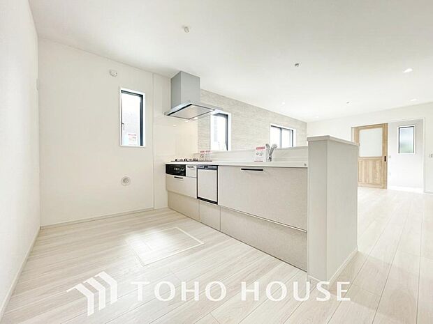 キッチンは、リビングで寛ぐ家族や小さなお子様を見守りながら料理が出来る対面式の温もり設計。