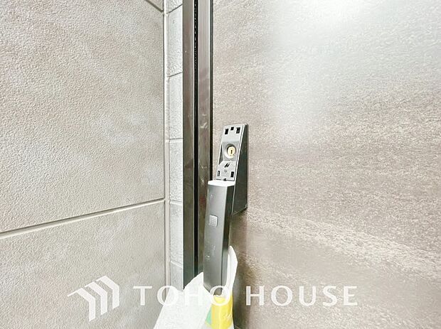 ダブルロックを採用した玄関ドア。鍵を増やすことで鍵開けに時間をかける事ができ防犯面で効果的です。