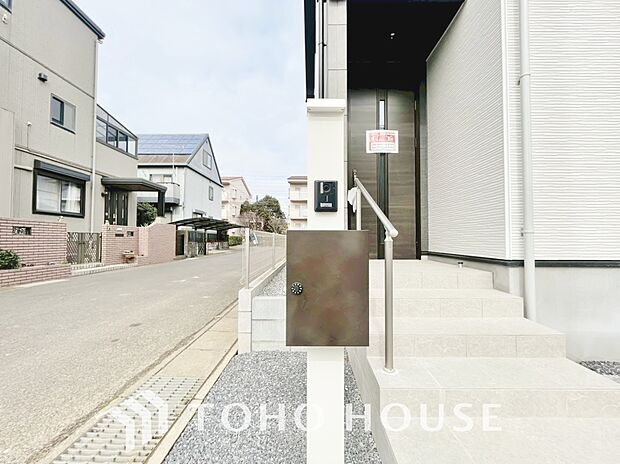 ポストは数字を回して施解錠できるダイヤルや暗証番号を設定するタイプなどがあり防犯効果が高まります。