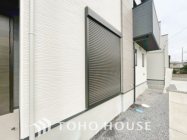 防犯機能のシャッターを完備しております。寒い冬でも中から開閉が可能ですのでラクラクな所も便利です。