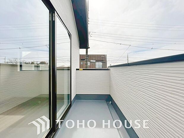 暖かい陽ざしが差込むバルコニーは、晴れた日には、洗濯物が良く乾きます。また、風通しも良好です。