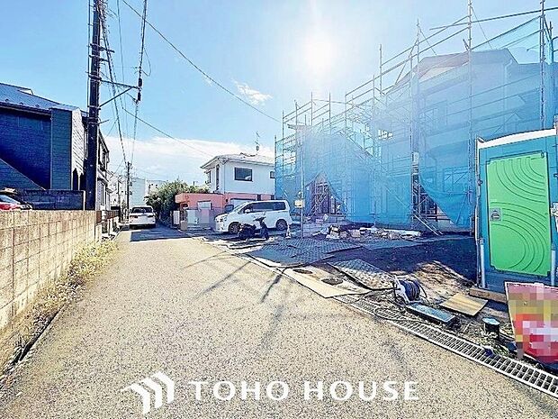 街並みの風景に包み込まれながら、瀟洒な印象も湛えて佇みます。